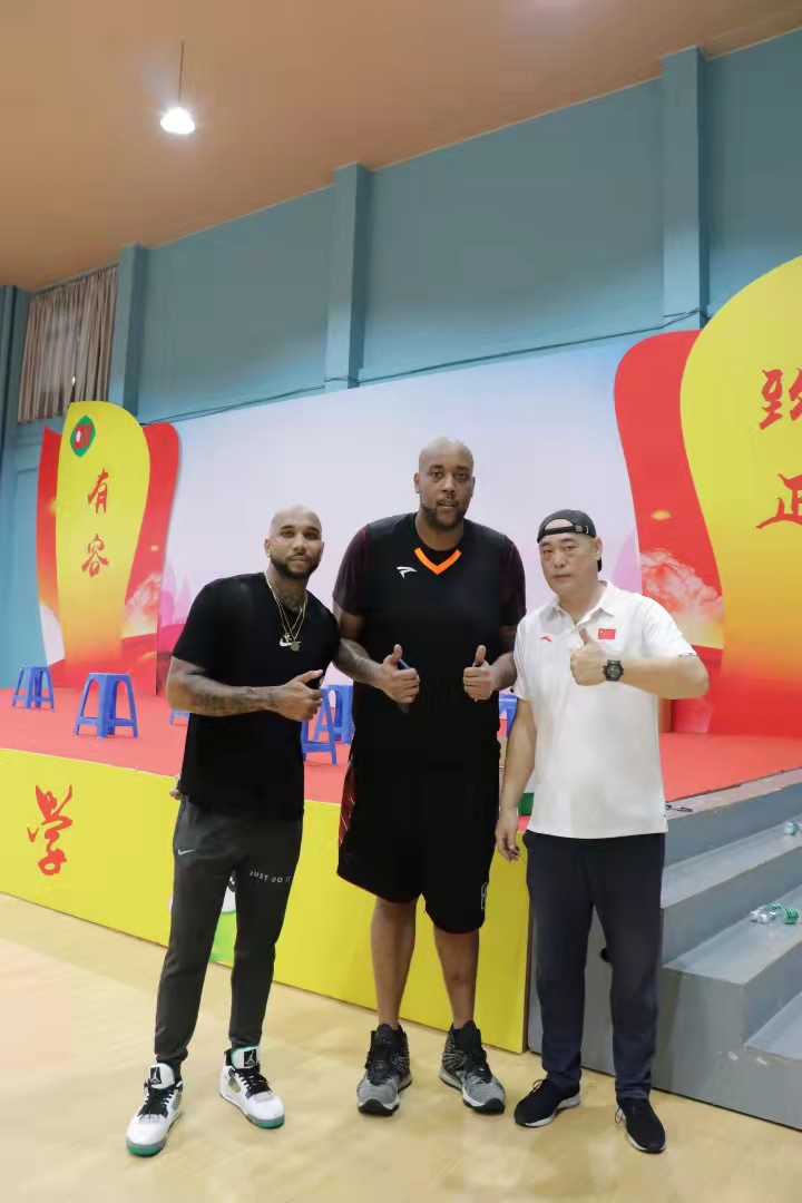 匯富體育總經(jīng)理與NBA合影.jpg