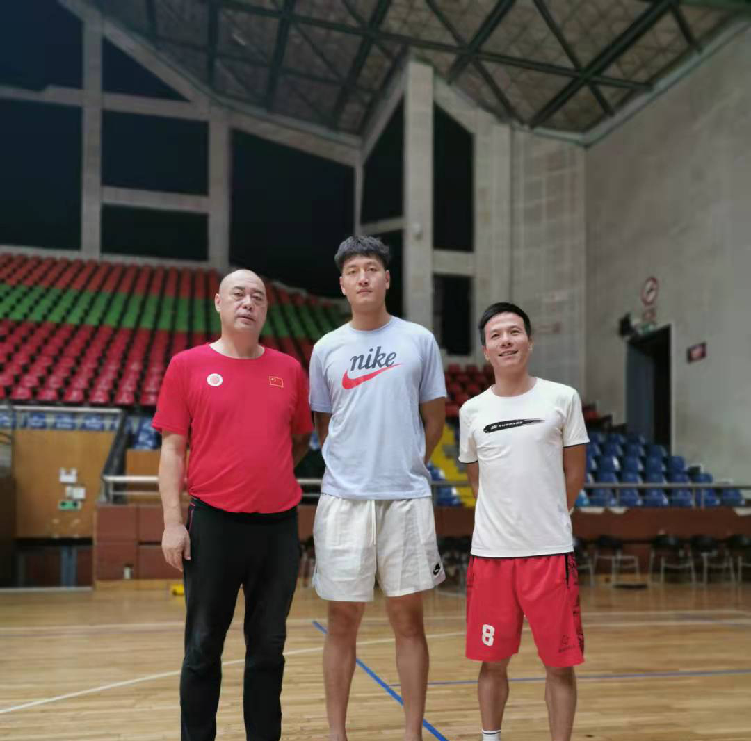 匯富體育總經(jīng)理和CBA選秀狀元區(qū)俊炫與順德容桂藍協(xié)主席龍偉.jpg