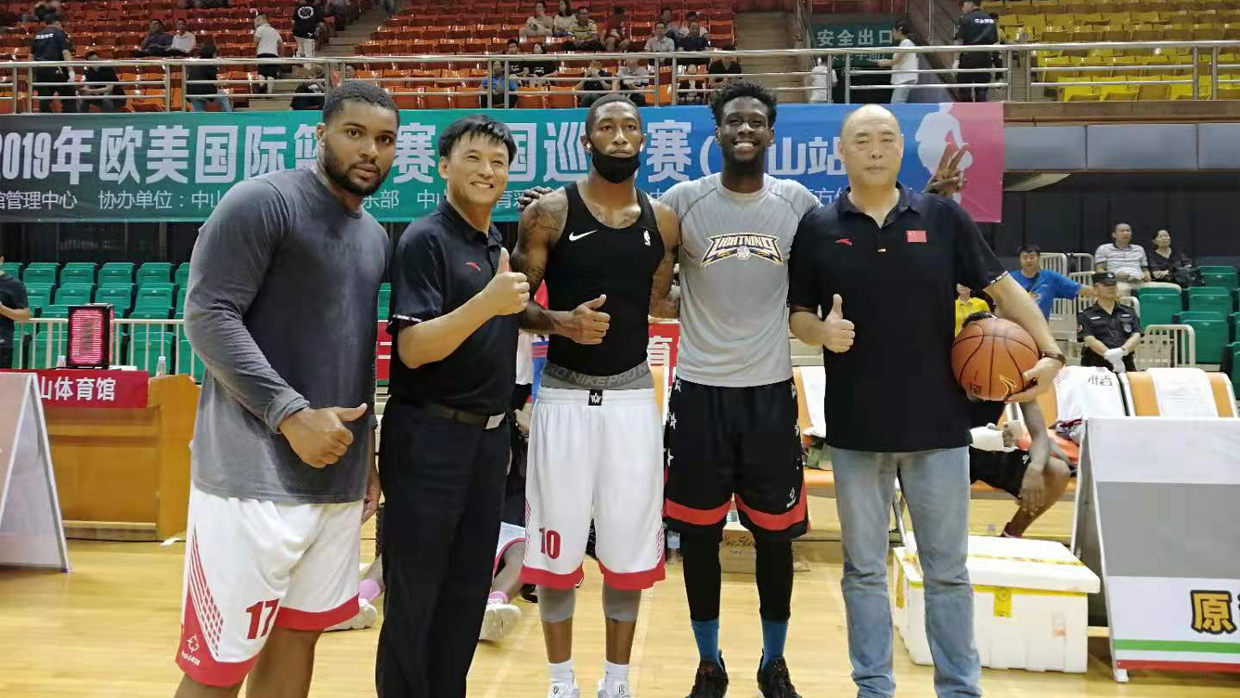 匯富體育總經(jīng)理和中山體育中心主任周先生與NBA球員賽前合影.jpg