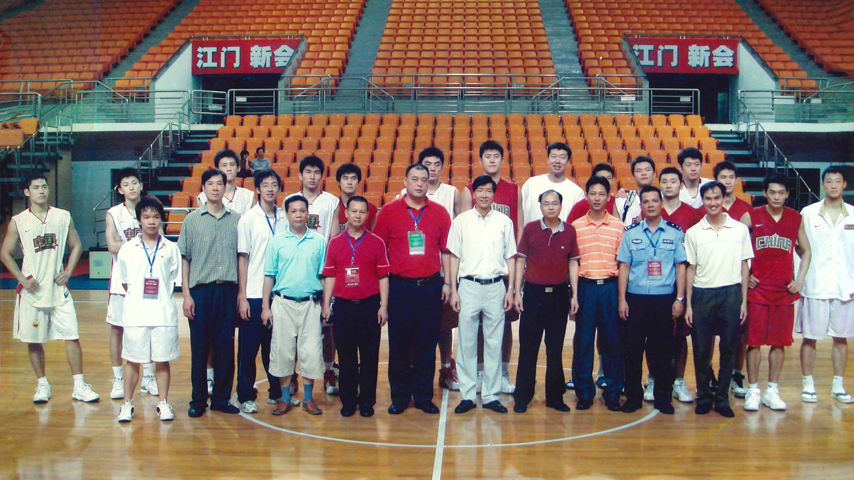 備戰(zhàn)08奧運國家隊男籃全隊員合影留念.jpg