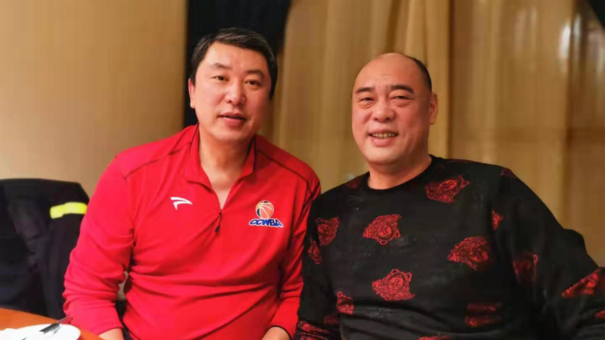匯富體育文化總經(jīng)理和陜西省藍協(xié)副主席王立彬合影.jpg